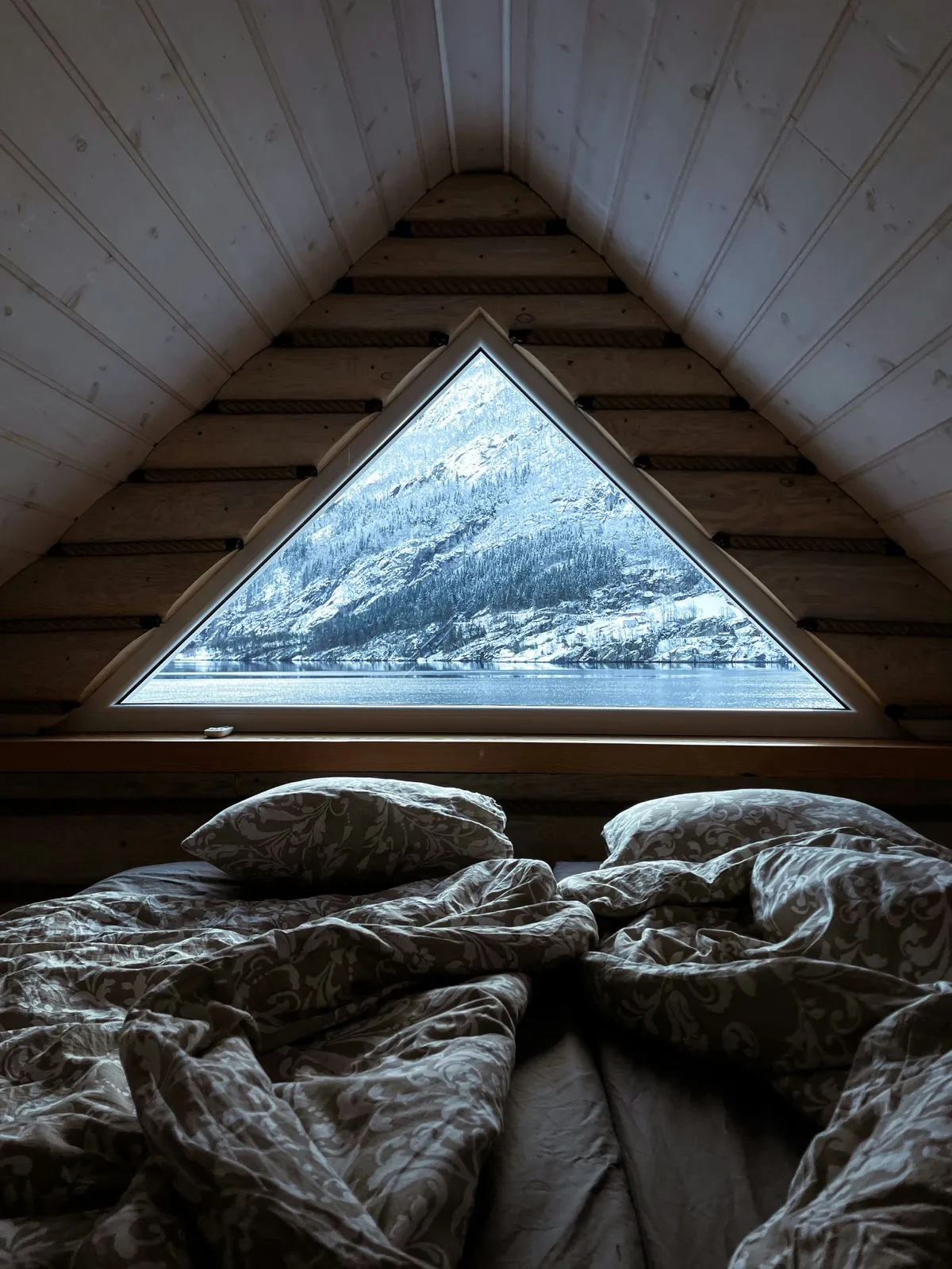 Łóżko pod skosem w sypialni na poddaszu - aranżacja